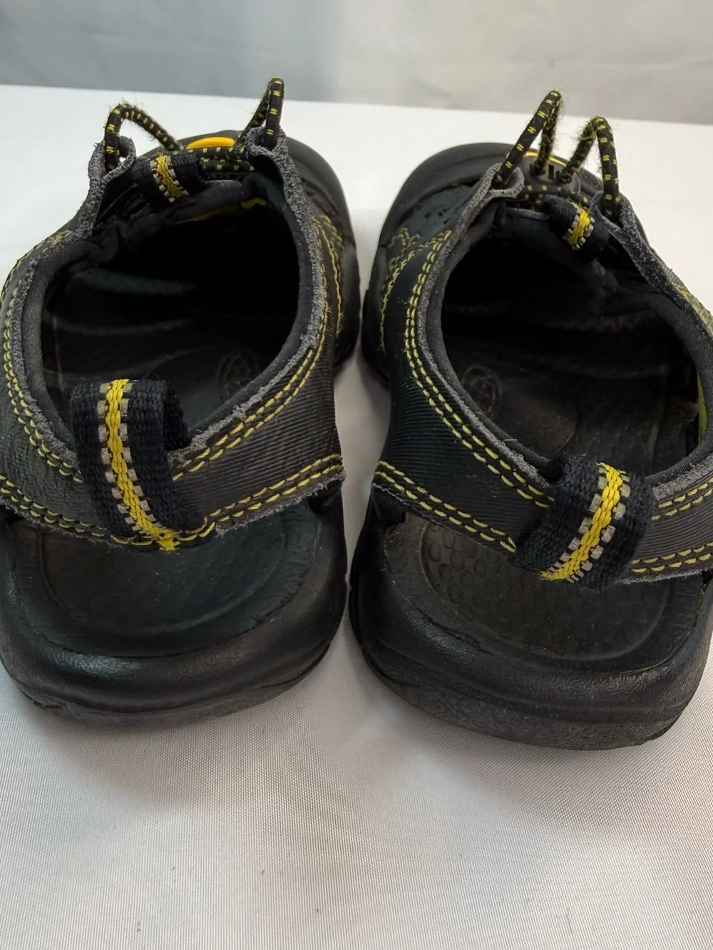 Keen Newport Kids Boys Size 11 Waterproof Black Sandals Yellow Accents VGUC/EUC